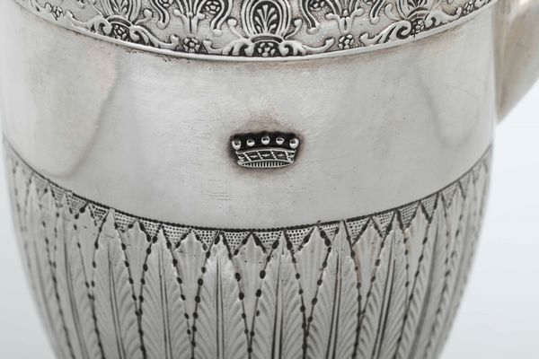Caffettiera. Argento fuso, sbalzato e cesellato. Roma XIX secolo. Marchio camerale in uso dal 1815 al 1852. Maestro argentiere Pietro Spagna (1817-1861)  - Asta Dimore italiane - Associazione Nazionale - Case d'Asta italiane