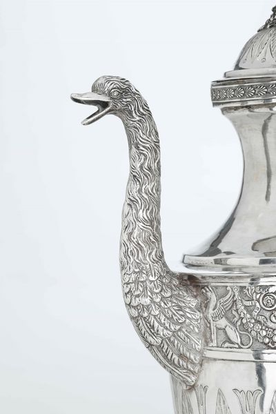 Grande caffettiera. Argento fuso, sbalzato e cesellato. Arte neoclassica romana, prima met del XIX secolo. Maestro argentiere Angelo Giannetti (1824-1865). Marchio camerale in uso dal 1815 al 1872  - Asta Dimore italiane - Associazione Nazionale - Case d'Asta italiane