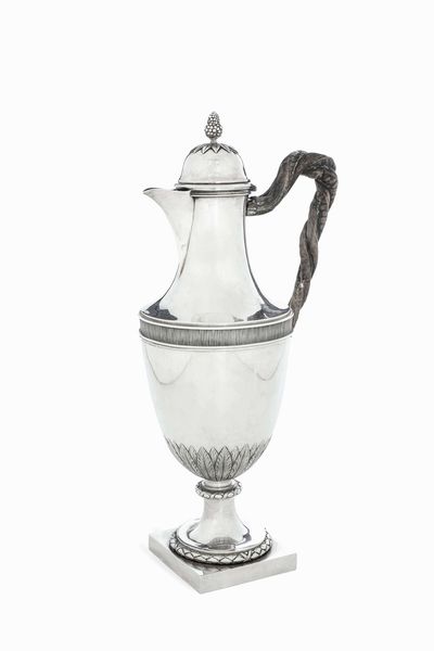 Caffettiera. Argento fuso, sbalzato e cesellato. Argenteria italiana del XIX secolo (Roma ?), apparentemente priva di punzonatura  - Asta Dimore italiane - Associazione Nazionale - Case d'Asta italiane