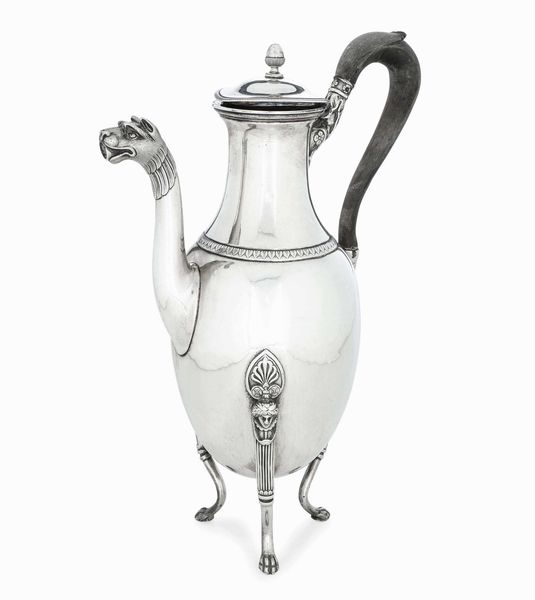 Caffettiera. Argento fuso, sbalzato e cesellato. Napoli primo quarto del XIX secolo, marchio camerale in uso dal 1809 al 1824. Marchio dell'argentiere LC incrociate entro losanga (non identificato)  - Asta Dimore italiane - Associazione Nazionale - Case d'Asta italiane