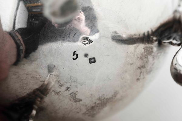 Caffettiera. Argento fuso, sbalzato e cesellato. Napoli primo quarto del XIX secolo, marchio camerale in uso dal 1809 al 1824. Marchio dell'argentiere LC incrociate entro losanga (non identificato)  - Asta Dimore italiane - Associazione Nazionale - Case d'Asta italiane