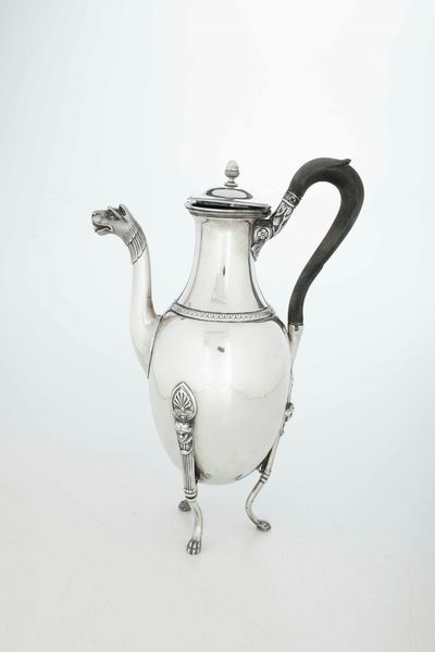 Caffettiera. Argento fuso, sbalzato e cesellato. Napoli primo quarto del XIX secolo, marchio camerale in uso dal 1809 al 1824. Marchio dell'argentiere LC incrociate entro losanga (non identificato)  - Asta Dimore italiane - Associazione Nazionale - Case d'Asta italiane