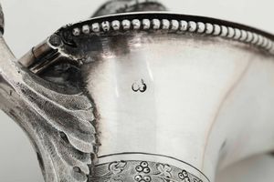 Versatoio. Argento fuso, sbalzato e cesellato. Vienna prima met� del XIX secolo. Marchi camerali e dell'argentiere consunti di difficile lettura  - Asta Dimore italiane - Associazione Nazionale - Case d'Asta italiane