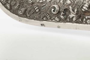 Grande vassoio. Argento fuso, sbalzato e cesellato. Napoli XIX secolo. Marchio del Maestro argentiere Gennaro Romanelli (parzialmente consunto)  - Asta Dimore italiane - Associazione Nazionale - Case d'Asta italiane