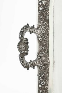 Grande vassoio. Argento fuso, sbalzato e cesellato. Napoli XIX secolo. Marchio del Maestro argentiere Gennaro Romanelli (parzialmente consunto)  - Asta Dimore italiane - Associazione Nazionale - Case d'Asta italiane