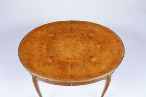 Tavolo ovale lastronato ed intarsiato in varie essenze. XIX secolo  - Asta Dimore italiane - Associazione Nazionale - Case d'Asta italiane