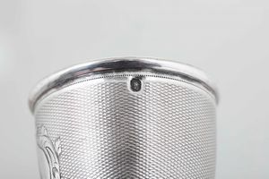 Due portauovo. Argento fuso,sagomato e cesellato. Francia XX secolo  - Asta Dimore italiane - Associazione Nazionale - Case d'Asta italiane