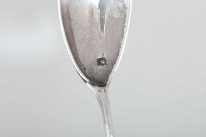 Due portauovo. Argento fuso,sagomato e cesellato. Francia XX secolo  - Asta Dimore italiane - Associazione Nazionale - Case d'Asta italiane