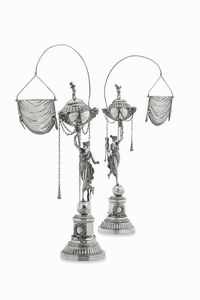 Rara coppia di lucerne. Argento fuso, sbalzato e cesellato. Arte neoclassica romana, prima met del XIX secolo. Maestro argentiere Filippo Pacetti (1824-1857). Marchio camerale in uso dal 1815 al 1875  - Asta Dimore italiane - Associazione Nazionale - Case d'Asta italiane