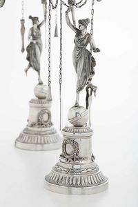 Rara coppia di lucerne. Argento fuso, sbalzato e cesellato. Arte neoclassica romana, prima met del XIX secolo. Maestro argentiere Filippo Pacetti (1824-1857). Marchio camerale in uso dal 1815 al 1875  - Asta Dimore italiane - Associazione Nazionale - Case d'Asta italiane
