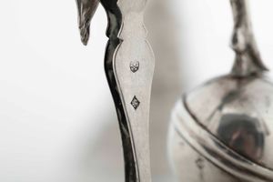 Rara coppia di lucerne. Argento fuso, sbalzato e cesellato. Arte neoclassica romana, prima met del XIX secolo. Maestro argentiere Filippo Pacetti (1824-1857). Marchio camerale in uso dal 1815 al 1875  - Asta Dimore italiane - Associazione Nazionale - Case d'Asta italiane