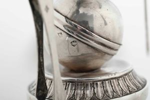 Rara coppia di lucerne. Argento fuso, sbalzato e cesellato. Arte neoclassica romana, prima met del XIX secolo. Maestro argentiere Filippo Pacetti (1824-1857). Marchio camerale in uso dal 1815 al 1875  - Asta Dimore italiane - Associazione Nazionale - Case d'Asta italiane