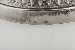 Rara coppia di lucerne. Argento fuso, sbalzato e cesellato. Arte neoclassica romana, prima met del XIX secolo. Maestro argentiere Filippo Pacetti (1824-1857). Marchio camerale in uso dal 1815 al 1875  - Asta Dimore italiane - Associazione Nazionale - Case d'Asta italiane