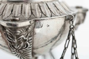 Rara coppia di lucerne. Argento fuso, sbalzato e cesellato. Arte neoclassica romana, prima met del XIX secolo. Maestro argentiere Filippo Pacetti (1824-1857). Marchio camerale in uso dal 1815 al 1875  - Asta Dimore italiane - Associazione Nazionale - Case d'Asta italiane