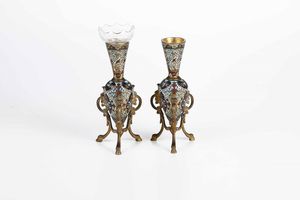 Coppia di candelieri. Bronzo e smalti colorati. Francia XIX-XX secolo  - Asta Dimore italiane - Associazione Nazionale - Case d'Asta italiane