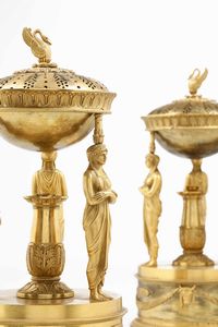 Coppia di brucia profumo. Bronzo fuso, dorato e cesellato. Arte neoclassica francese del XVIII-XIX secolo  - Asta Dimore italiane - Associazione Nazionale - Case d'Asta italiane