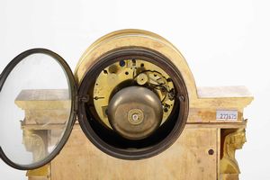 Pendola da tavolo con cassa in bronzo dorato e cesellato. Pierre-Philippe Thomire (1751-1843), Parigi, XIX secolo  - Asta Dimore italiane - Associazione Nazionale - Case d'Asta italiane