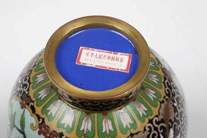 Coppia di vasi a bottiglia in smalti con decori floreali e scene naturalistiche entro riserve, Cina, Dinastia Qing, XIX secolo  - Asta Dimore italiane - Associazione Nazionale - Case d'Asta italiane