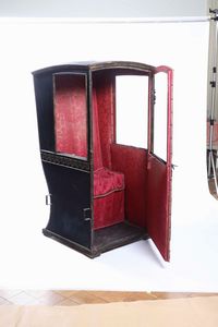 Portantina in pelle nera con profili in metallo dorato, Genova fine XVIII secolo  - Asta Dimore italiane - Associazione Nazionale - Case d'Asta italiane