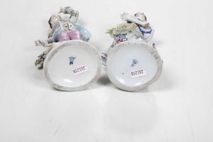 Coppia di figurine raffiguranti pastorelli<BR>Germania, Turingia, probabilmente Manifattura Rudolstadt, XX secolo <BR>  - Asta Dimore italiane - Associazione Nazionale - Case d'Asta italiane