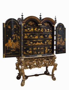 Cabinet in legno ebanizzato e laccato a chinoiseries, Inghilterra XVIII secolo  - Asta Dimore italiane - Associazione Nazionale - Case d'Asta italiane