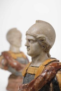 Coppia di busti loricati. Marmo bianco, peperino e marmi colorati. Probabile XVIII secolo  - Asta Dimore italiane - Associazione Nazionale - Case d'Asta italiane