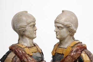 Coppia di busti loricati. Marmo bianco, peperino e marmi colorati. Probabile XVIII secolo  - Asta Dimore italiane - Associazione Nazionale - Case d'Asta italiane