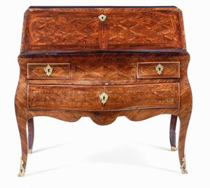 Bureau in legno lastronato ed intarsiato. Stampiglio di Guillaume Schwingkens, Francia prima metà XVIII secolo  - Asta Dimore italiane - Associazione Nazionale - Case d'Asta italiane