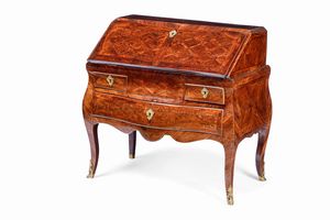Bureau in legno lastronato ed intarsiato. Stampiglio di Guillaume Schwingkens, Francia prima metà XVIII secolo  - Asta Dimore italiane - Associazione Nazionale - Case d'Asta italiane