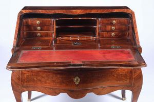 Bureau in legno lastronato ed intarsiato. Stampiglio di Guillaume Schwingkens, Francia prima metà XVIII secolo  - Asta Dimore italiane - Associazione Nazionale - Case d'Asta italiane