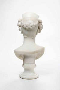 Busto muliebre. Marmo bianco Scultore neoclassico del XIX secolo  - Asta Dimore italiane - Associazione Nazionale - Case d'Asta italiane