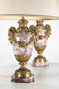 Coppia di lampade. Bronzo fuso e dorato, marmo fior di pesco. Manifattura francese del XX secolo  - Asta Dimore italiane - Associazione Nazionale - Case d'Asta italiane
