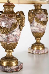 Coppia di lampade. Bronzo fuso e dorato, marmo fior di pesco. Manifattura francese del XX secolo  - Asta Dimore italiane - Associazione Nazionale - Case d'Asta italiane