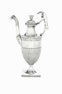 Caffettiera. Argento fuso, sbalzato e cesellato. Roma XIX secolo. Marchio camerale in uso dal 1815 al 1852. Maestro argentiere Pietro Spagna (1817-1861)  - Asta Dimore italiane - Associazione Nazionale - Case d'Asta italiane