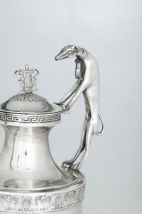 Caffettiera. Argento fuso, sbalzato e cesellato. Roma XIX secolo. Marchio camerale in uso dal 1815 al 1852. Maestro argentiere Pietro Spagna (1817-1861)  - Asta Dimore italiane - Associazione Nazionale - Case d'Asta italiane