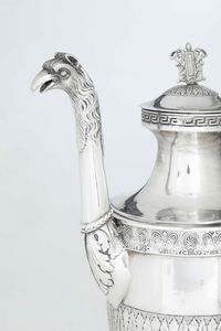Caffettiera. Argento fuso, sbalzato e cesellato. Roma XIX secolo. Marchio camerale in uso dal 1815 al 1852. Maestro argentiere Pietro Spagna (1817-1861)  - Asta Dimore italiane - Associazione Nazionale - Case d'Asta italiane