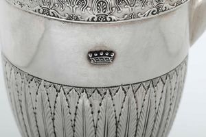 Caffettiera. Argento fuso, sbalzato e cesellato. Roma XIX secolo. Marchio camerale in uso dal 1815 al 1852. Maestro argentiere Pietro Spagna (1817-1861)  - Asta Dimore italiane - Associazione Nazionale - Case d'Asta italiane