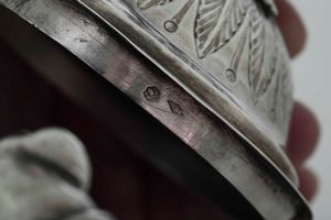 Grande caffettiera. Argento fuso, sbalzato e cesellato. Arte neoclassica romana, prima met del XIX secolo. Maestro argentiere Angelo Giannetti (1824-1865). Marchio camerale in uso dal 1815 al 1872  - Asta Dimore italiane - Associazione Nazionale - Case d'Asta italiane