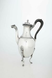 Caffettiera. Argento fuso, sbalzato e cesellato. Napoli primo quarto del XIX secolo, marchio camerale in uso dal 1809 al 1824. Marchio dell'argentiere LC incrociate entro losanga (non identificato)  - Asta Dimore italiane - Associazione Nazionale - Case d'Asta italiane