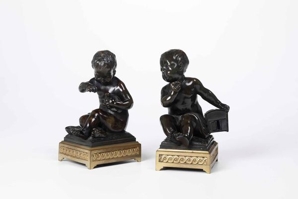 Coppia di sculture in bronzo fuso, patinato e dorato. Francia XIX-XX secolo, Da Jean-Baptiste Pigalle (1714-1785) Il bambino e l'uccellino<BR>Il bambino e la gabbia  - Asta Scultura del XIX e XX secolo - Associazione Nazionale - Case d'Asta italiane