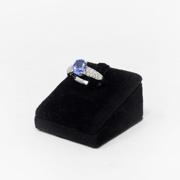 Anello in platino con zaffiro Ceylon e pav� di diamanti  - Asta Gioielli e Orologi - Associazione Nazionale - Case d'Asta italiane