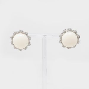 Orecchini in oro bianco con corallo bianco e brillanti  - Asta Gioielli e Orologi - Associazione Nazionale - Case d'Asta italiane