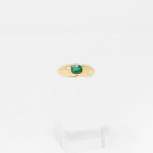 Anello a fascia bombata in oro giallo con smeraldo e due piccoli diamanti  - Asta Gioielli e Orologi - Associazione Nazionale - Case d'Asta italiane