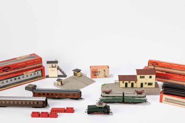 Lotto composto da 2 motrici, 3 vagoni, 1 stazione, 1 passaggio a livello e pezzi vari  - Asta Giocattoli d'Epoca - Associazione Nazionale - Case d'Asta italiane