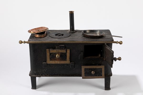 Cucina in ghisa  - Asta Giocattoli d'Epoca - Associazione Nazionale - Case d'Asta italiane