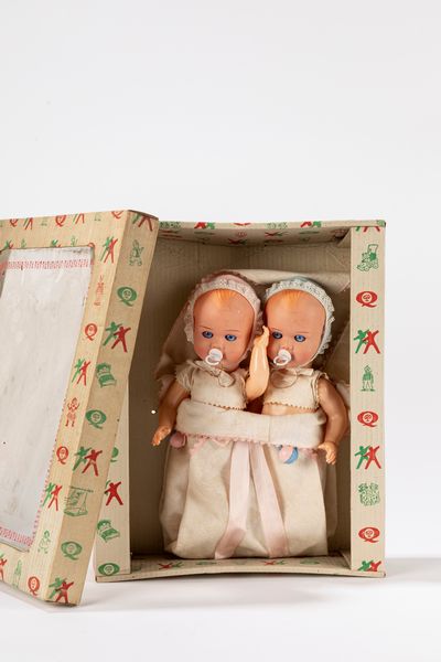 2 bambole in scatola  - Asta Giocattoli d'Epoca - Associazione Nazionale - Case d'Asta italiane