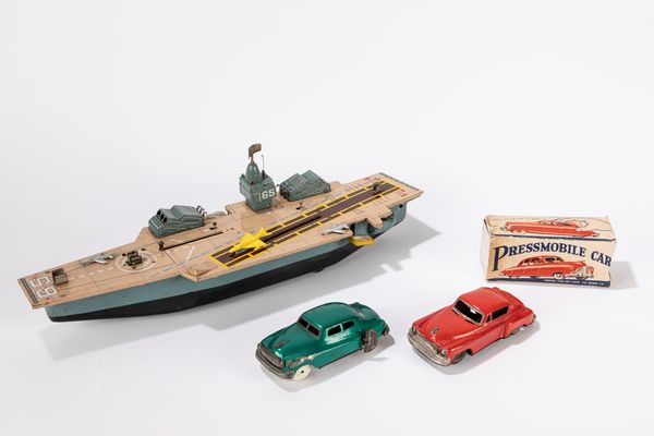 Lotto composta da portaerie e 2 auto modelli  - Asta Giocattoli d'Epoca - Associazione Nazionale - Case d'Asta italiane