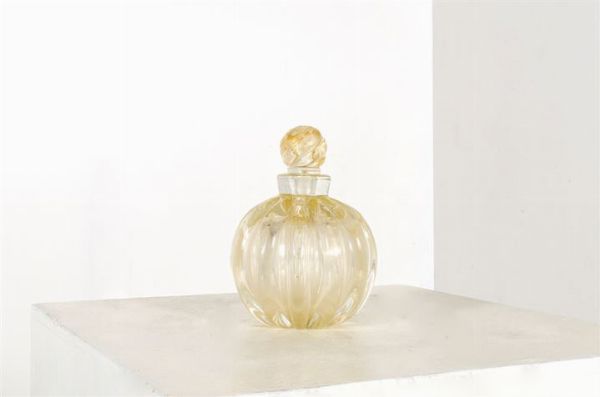 SEGUSO : Bottiglia in vetro costolato con inclusione di foglia d'oro.Anni '50h cm 16  - Asta Asta 145 - Design - Associazione Nazionale - Case d'Asta italiane