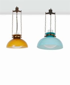 VENINI - Due lampade a sospensione in vetro incamiciato e diffusori in vetro opalino. Montatura in ottone.Produzione Venini  [..]