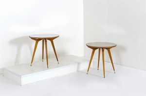 PRODUZIONE ITALIANA - Coppia di tavolini in legno, piano con sovrastante vetro molato, terminali in ottone.Anni '50cm, 69x70
